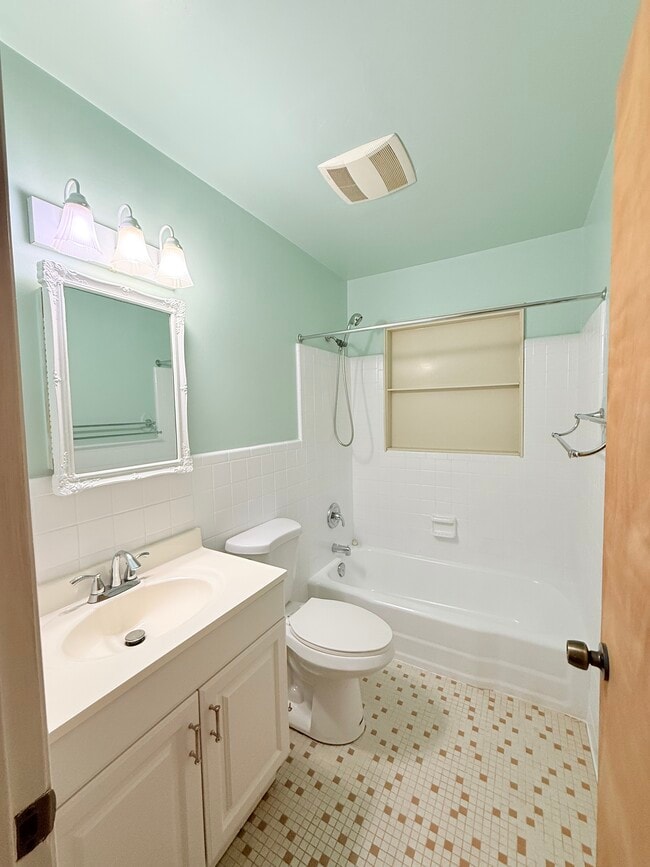 Building Photo - 104 Bowen St