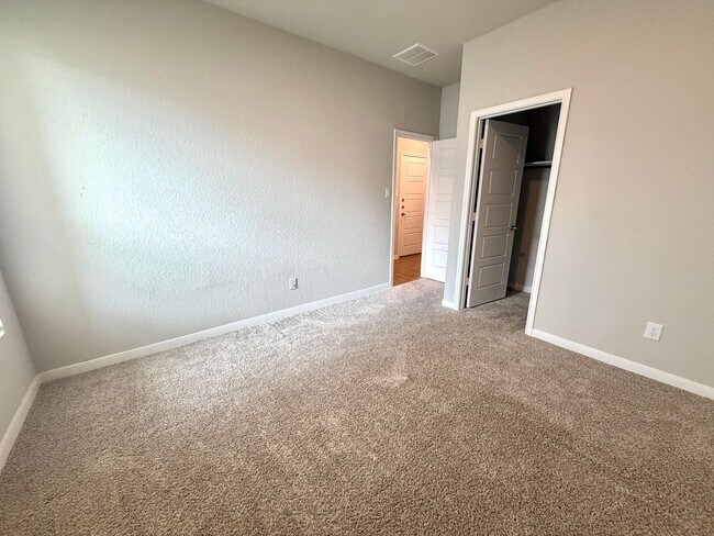 Building Photo - Amanda Park Duplex 3/2 off Potranco
