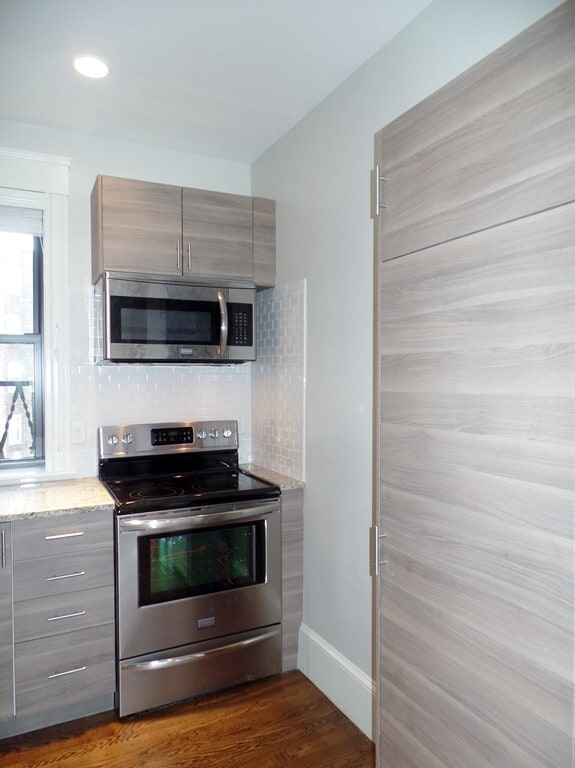 Building Photo - 61 Park Dr