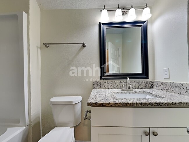 Building Photo - 10225 Summerview Cir