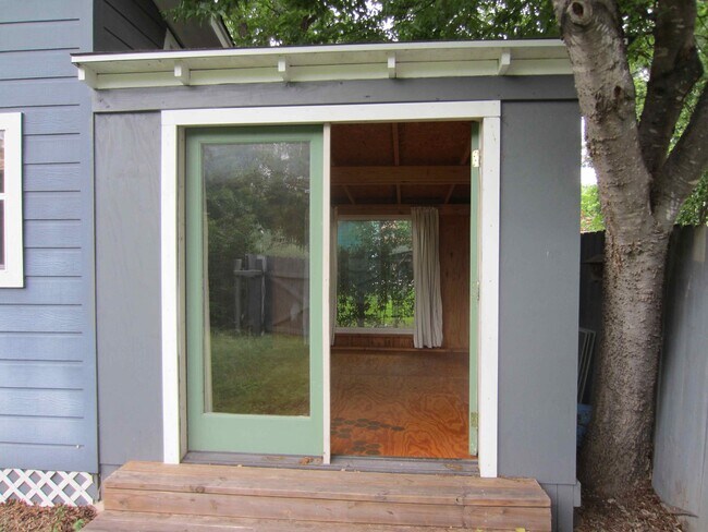 Building Photo - 5001 Duval St