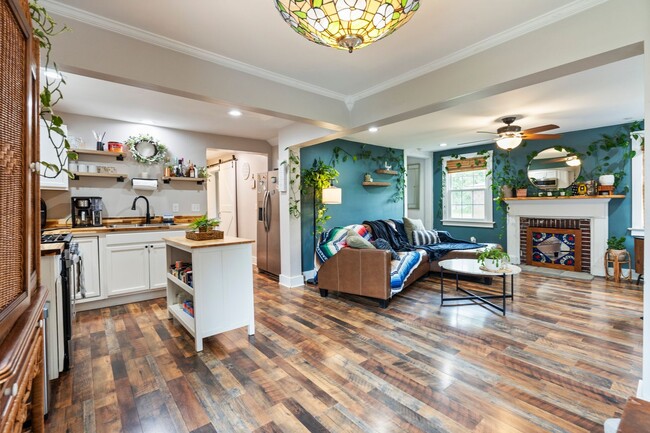 Building Photo - Updated Bungalow Close to Downtown