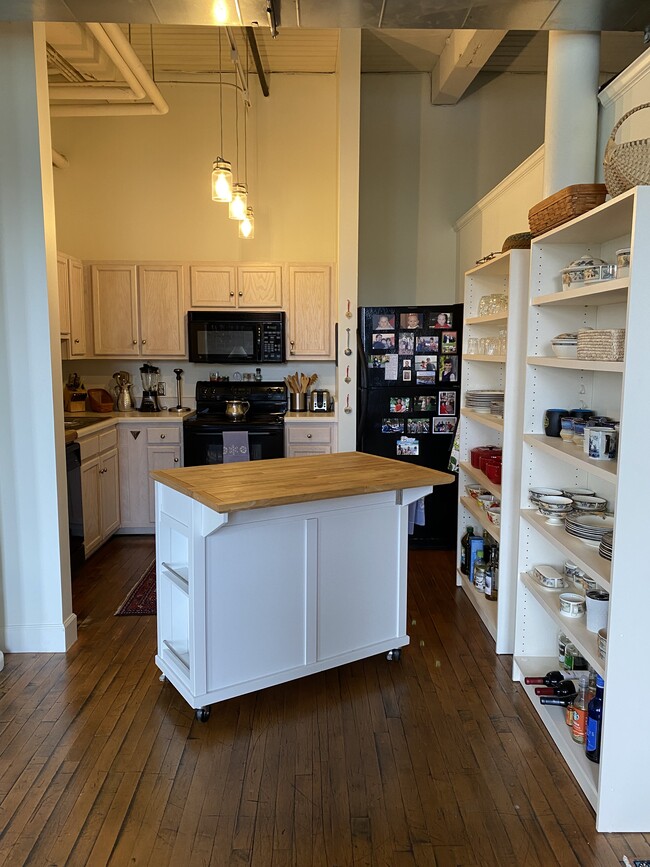 Full kitchen w dishwasher - 901 Jefferson St