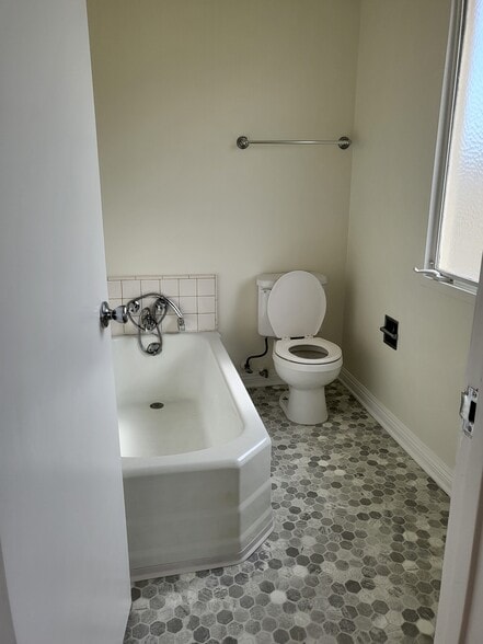 Building Photo - 312 S Elm Dr