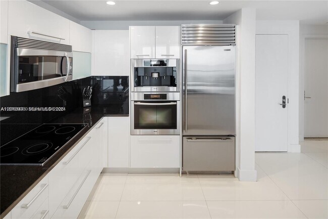 Building Photo - 17121 Collins Ave