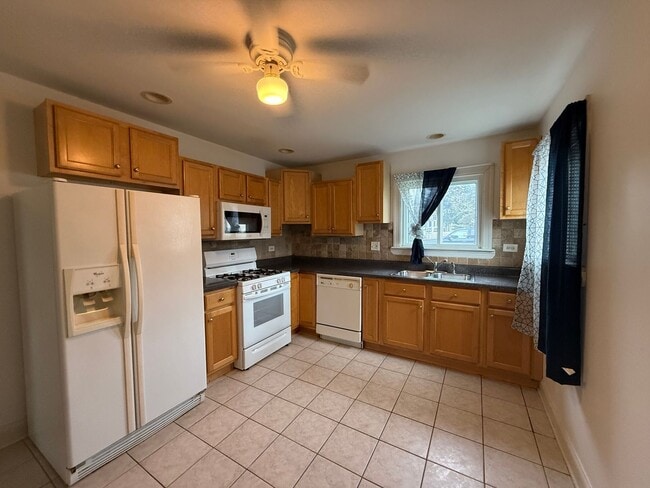 Building Photo - Bright 1bedroom/1bath Apartment Close to T...