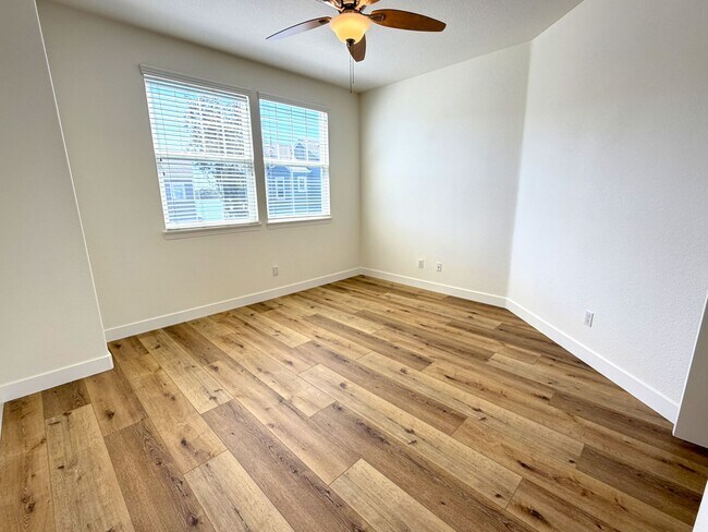Building Photo - Gorgeous Rarely Available Bayshore Townhome- Just in Time for Summer!