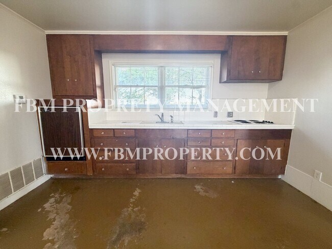 Building Photo - 2200 Country Club Rd
