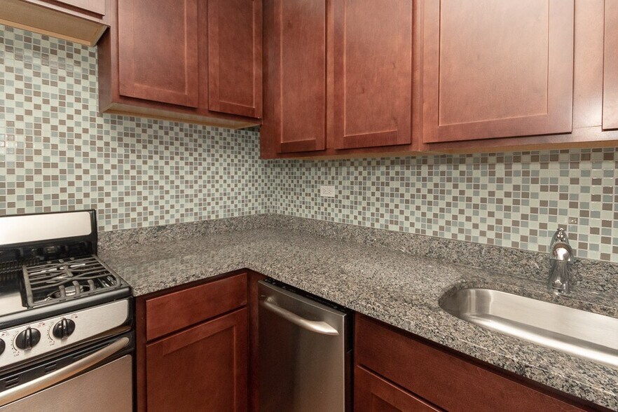 Building Photo - 555 W Arlington