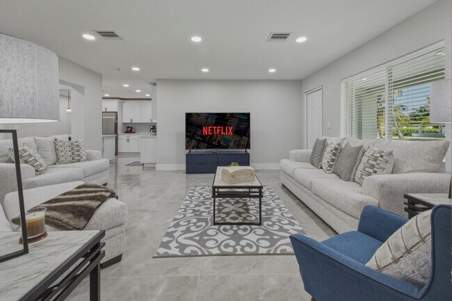 Building Photo - 632 Las Palmas Park