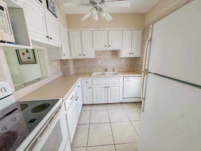 Building Photo - Downtown Sarasota! 55+ community! Beaches and shopping nearby! Partially Furnished available!