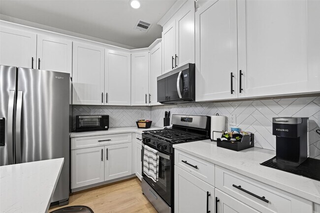 Building Photo - 712 Delano St