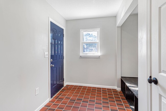 Building Photo - 181 SE State Rte 13