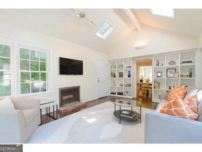 Building Photo - 1916 Greystone Rd NW