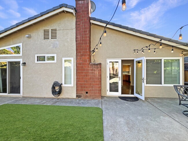 Building Photo - 5 Cll Rienda