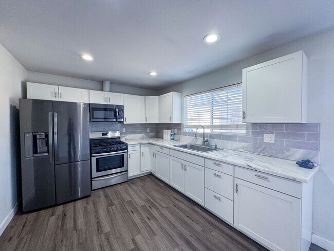 Building Photo - Newly Renovated Studio