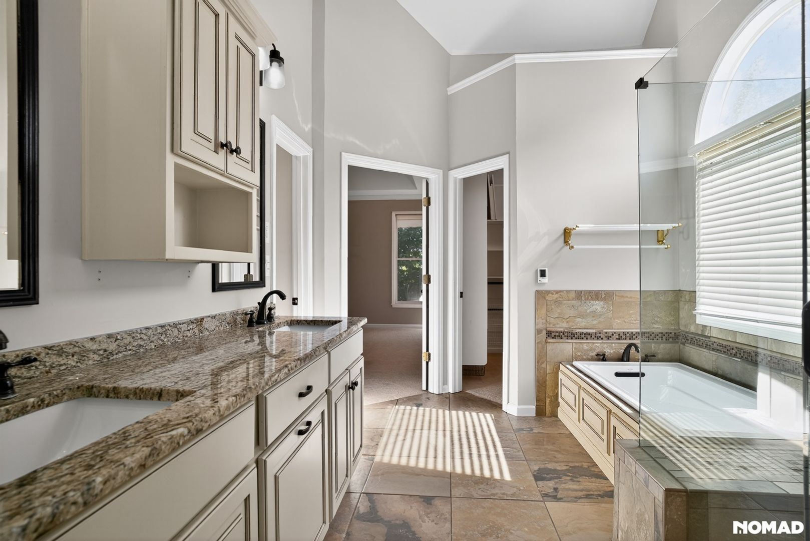 Building Photo - 838 Valley Dr