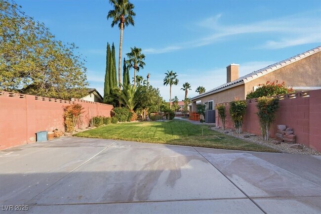 Building Photo - 8570 Country Home Cir