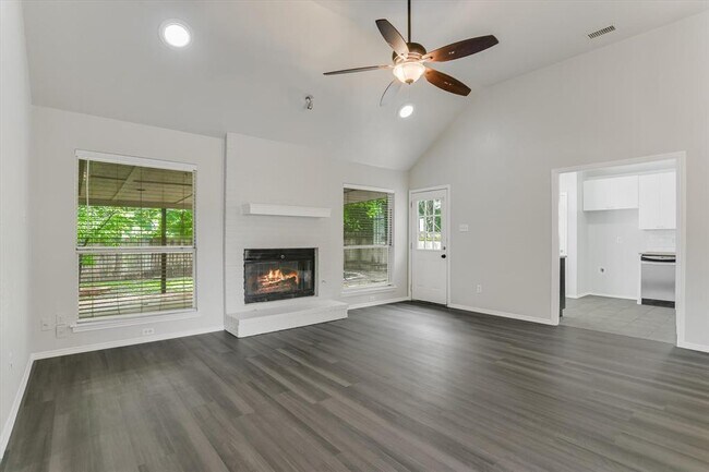 Building Photo - 501 Maple Run Dr