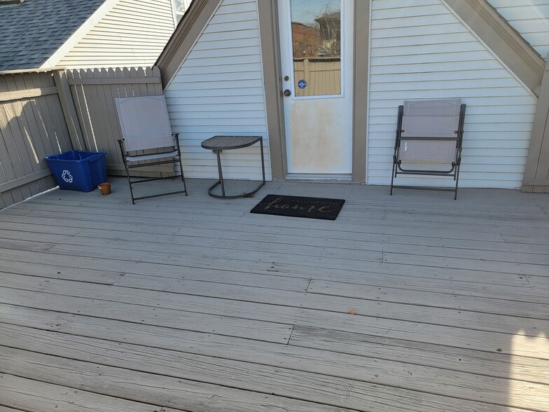 Private Deck - 5517 Claybourne St