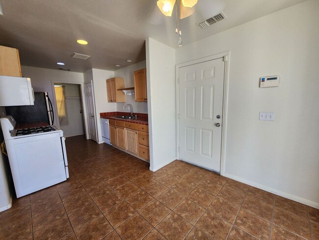 Building Photo - 3 bedroom  2 bath
