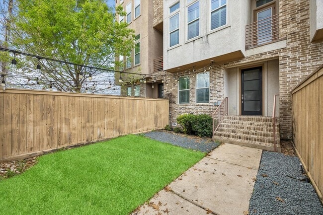 Building Photo - 115 E 2nd St