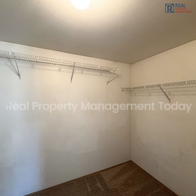 Building Photo - Great 3 bedroom home available NOW Close T...