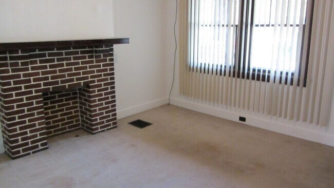 Building Photo - Available June 1, 2026: Lease ends May 29,2027