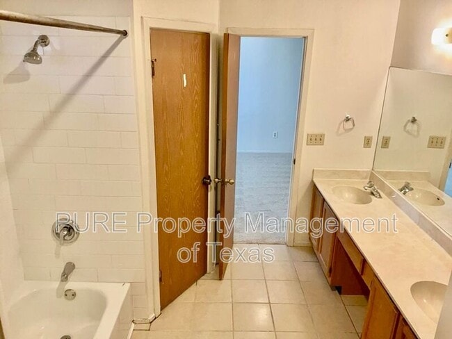 Building Photo - 12120 Thompkins Dr