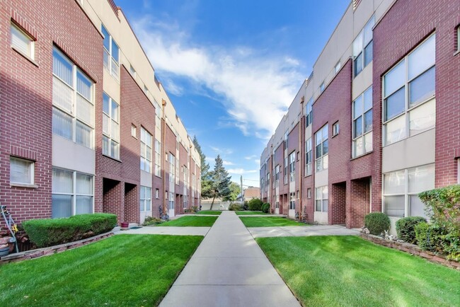 Building Photo - 6951 N Western Ave