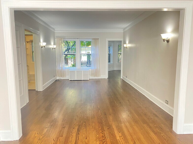 Living room - 834 Hinman Ave
