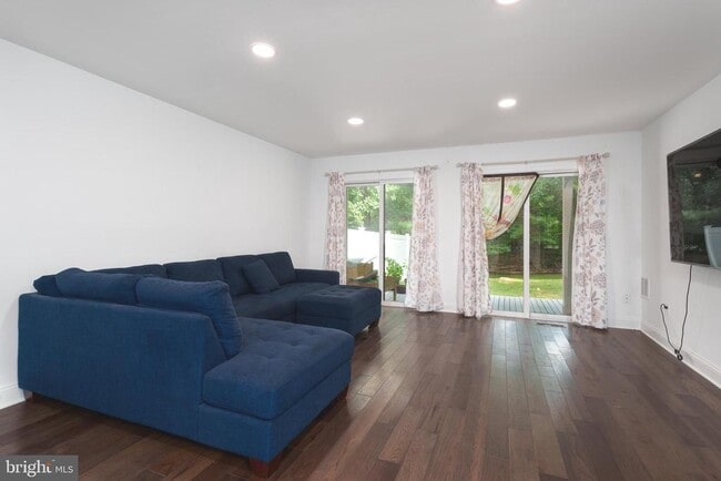 Building Photo - 211 Ross Stevenson Cir