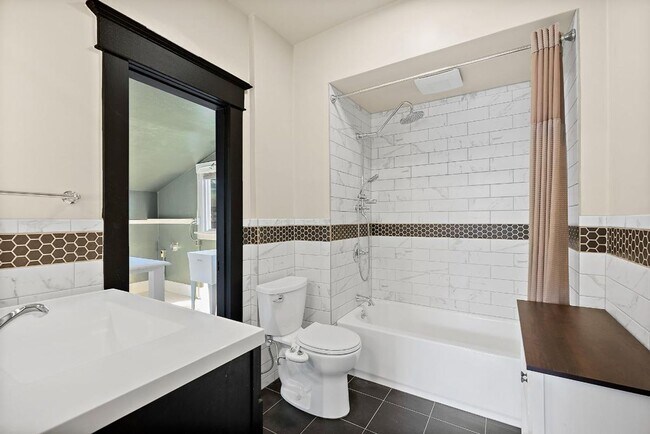 Building Photo - Charming 2-Bed 2-Bath Tacoma Craftsman | S...