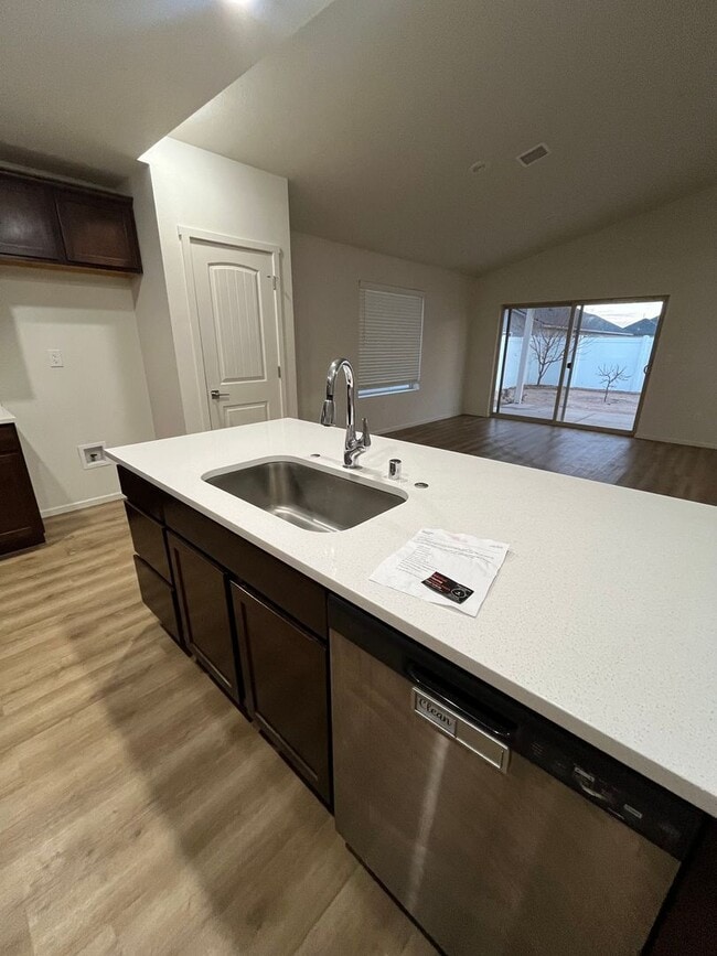 Building Photo - 1107 E La Brea Ave