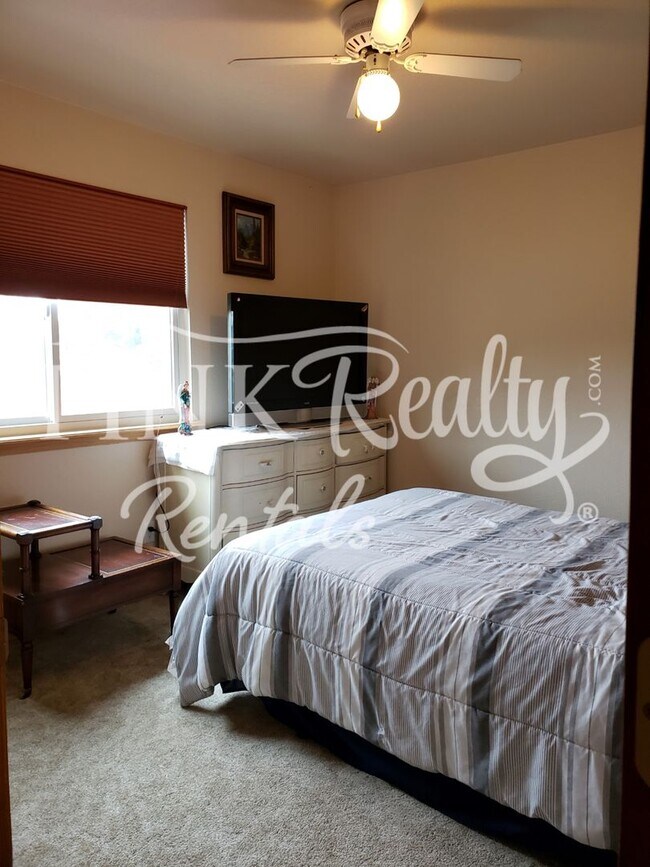 Building Photo - Gorgeous 5 Bedroom Home in D20!