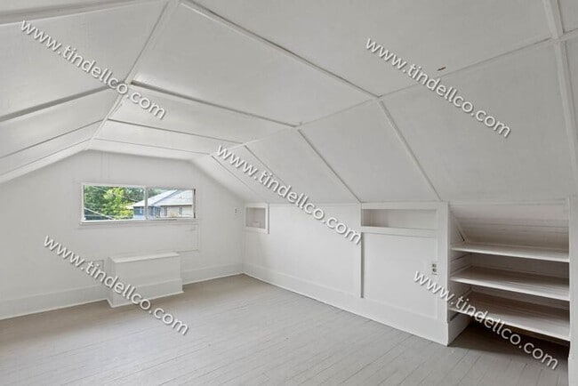 Building Photo - Pet Friendly 4 bedroom 2 bathroom home located blocks from University of Portland!