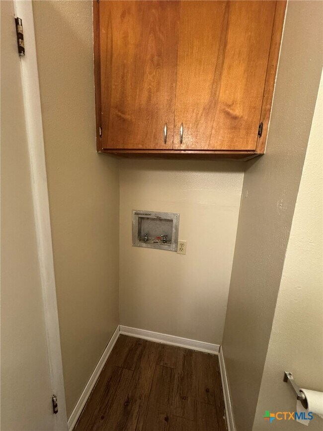 Building Photo - 813 Burges St