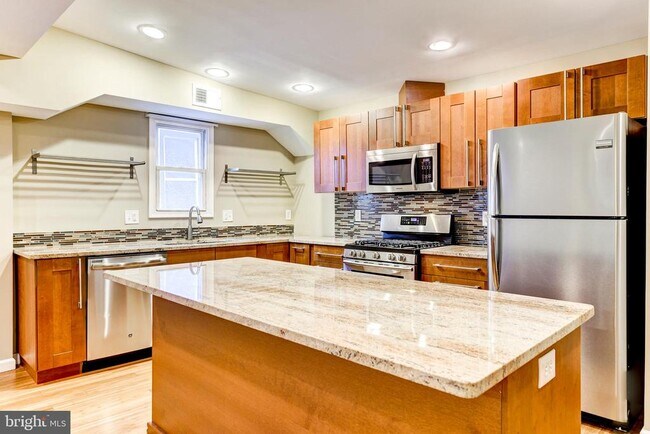 Building Photo - 737 Morton St NW