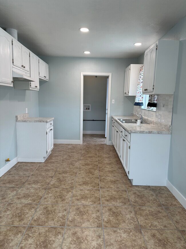 Building Photo - 6052 Fishburn Ave