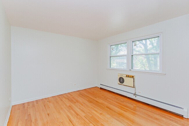 Building Photo - 1428 W Fargo Ave