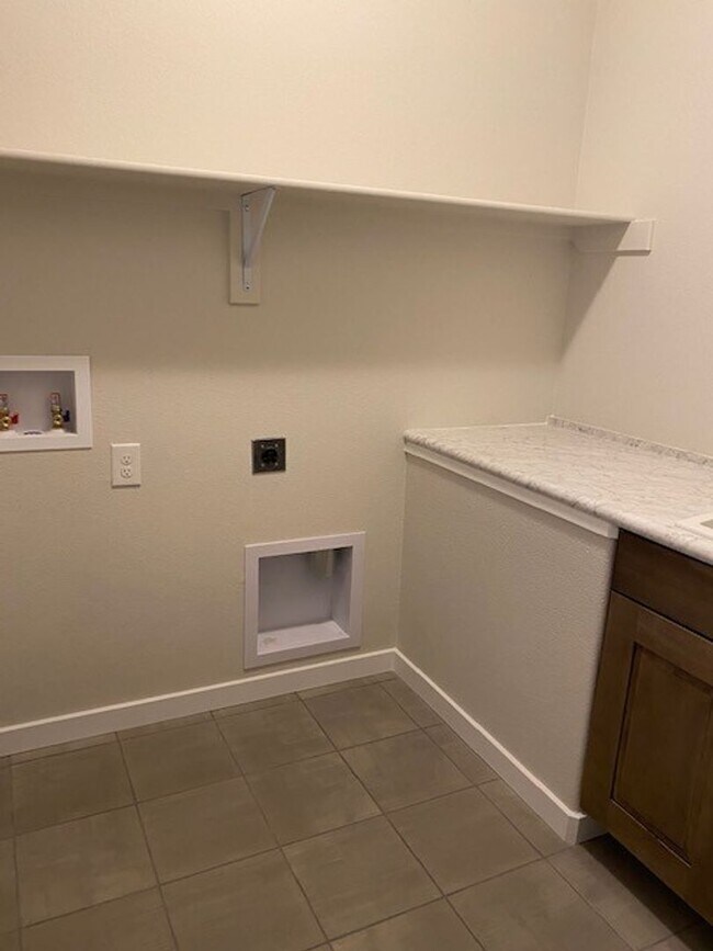 Building Photo - STUNNING 4 BED/4 BATH PATIO HOME IN FLYING HORSE!