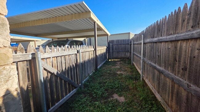 Building Photo - Comfortable 3 bedroom, 2 bath townhome AVA...