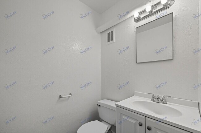 Building Photo - 616 Moore St