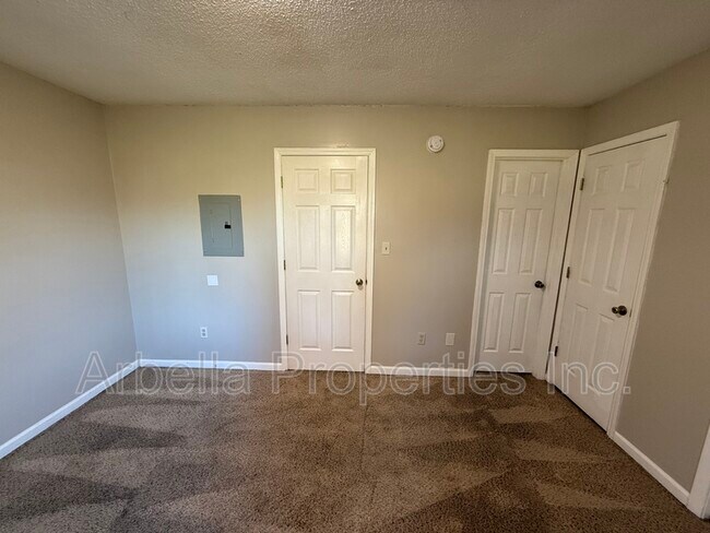 Building Photo - 1909 Cherokee Rd