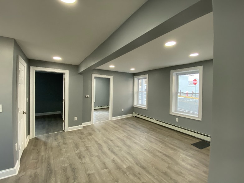 Building Photo - 301 Lilac Ln