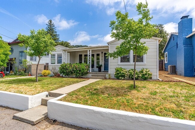 Building Photo - Alta Heights Beautifully Renovated Cottage