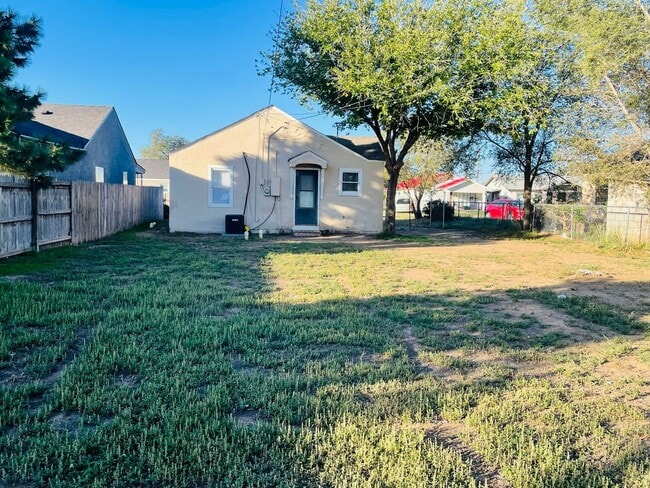 Building Photo - 2 Bed 1 Bath Home!