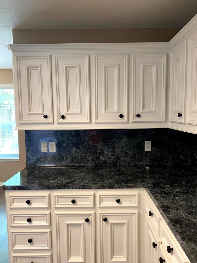 Building Photo - FABULOUS THREE BEDROOM HOME WITH LARGE DECK, FIREPLACE AND FLEX ROOM