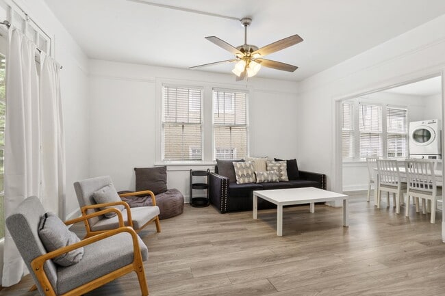 Building Photo - Fresh and elegant 5 Bedroom ONE BLOCK from...