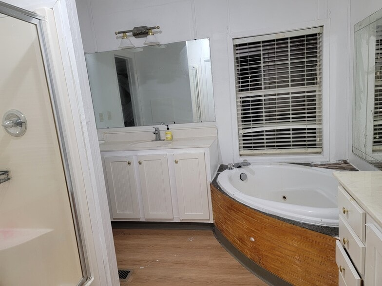 Master Bath other angle - 8936 Turner Dr